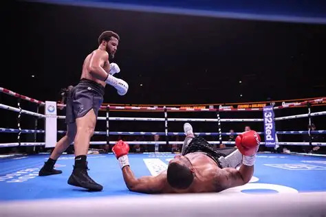 在镜头前摆, 而是 在镜头前摆, 而是